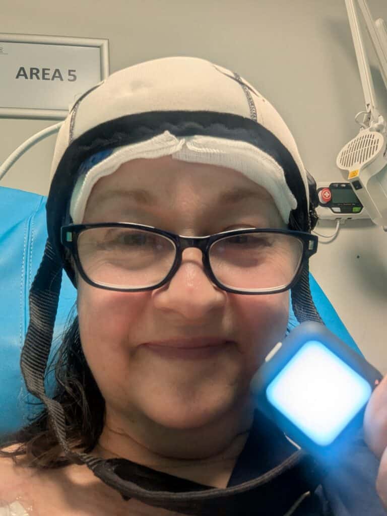Liza uses her Luma Go during chemotherapy and scalp cooling